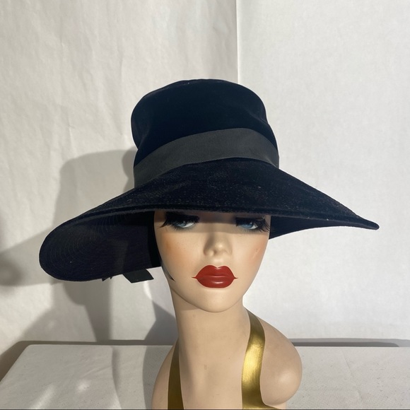 Accessories - VINTAGE BLACK VELVET HAT